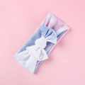 Dettaglio di una fascia morbida tie-dye per neonati con grande fiocco su sfondo rosa - Sfumato Rosa Blu Bianco Tie-Dye (3)