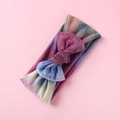 Dettaglio della fascia per neonati con stampa tie-dye e fiocco su sfondo rosa - Tie-Dye Porpora Rosso Blu Ciano (5)