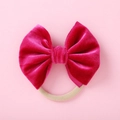 Detail einer 5-Zoll-Schleife aus rotem Samt auf weichem Nylon-Haarband für Babys - Fuchsia
