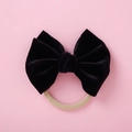 Detail einer weichen 5-Zoll Samtschleife in Schwarz mit beige elastischem Nylon-Stirnband - Schwarz