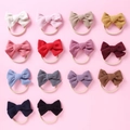 Vue à plat de 14 bandeaux en velours à nœuds colorés pour bébés et jeunes enfants - 10,5*7,5 cm / Couleur Aléatoire