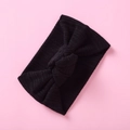 Detail eines schwarzen Strick-Stirnbands für Babys mit elastischer Rippstruktur und Schleife - Schwarz