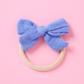 Détail d'un nœud en coton bleu sur un bandeau en nylon doux pour bébés et nourrissons - Bleu Foncé
