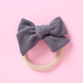 Vue détaillée d'un bandeau à nœud en velours gris avec une bande en nylon doux pour bébés - 10,5*7,5 cm / Gris foncé