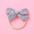Détail du bandeau bébé avec nœud gris et élastique en nylon doux sur fond rose - Gris Clair
