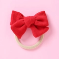 Détail d'un nœud en velours rouge sur un bandeau de bébé en nylon extensible - 10,5*7,5 cm / Rouge