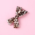 Vista dettagliata del fermaglio per capelli con fiocco leopardato in velluto - Leopardo Marrone (2)
