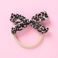 Dettaglio dell'elastico per capelli con fiocco in velluto leopardato e fascia beige - Leopardo in Velluto (3)