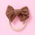 Détail d'un bandeau à nœud en velours marron foncé avec bande en nylon élastique - 10,5*7,5 cm / Marron