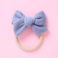 Détail d'un nœud en tricot violet et bandeau bébé en nylon beige haute élasticité - 10,5*7,5 cm / Bleu lac