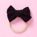 Détail d'un bandeau à nœud en velours noir avec un élastique en nylon beige doux - 10,5*7,5 cm / Noir