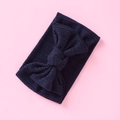 Detail eines dunkelblauen Baby-Stirnbands aus Rippstrick mit einer großen elastischen Schleife - Marineblau