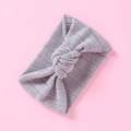 Detailansicht von geripptem fliederfarbenem Baby-Stirnband mit Knoten-Detail - Grau