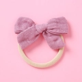 Texture détaillée d'un nœud en fibre de bambou rose poudré sur bandeau bébé - Violet Taro