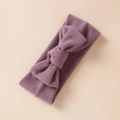 Texture détaillée du bandeau violet foncé en cachemire doux avec nœud pour bébé - Violet Aubergine