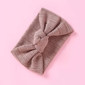 Detail der Strickstruktur des gerippten Baby-Stirnbandes mit Knoten in Altrosa - Khaki