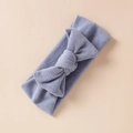 Détail du bandeau d'hiver pour bébé avec nœud en maille de cachemire bleu poudré doux - Bleu lac