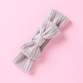Vue détaillée du bandeau bébé en maille gaufrée gris clair avec un grand nœud - Gris clair