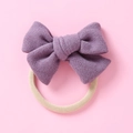 Détail d'un nœud en velours violet texturé sur un bandeau de bébé en nylon beige souple - 10,5*7,5 cm / Violet Aubergine