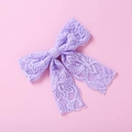 Vue détaillée du nœud en dentelle violet clair avec des motifs floraux en maille fine - Nœud en Dentelle Mauve (7)