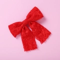 Détail d'un nœud en dentelle rouge présentant des motifs floraux évidés complexes - Nœud en Dentelle Rouge (6)
