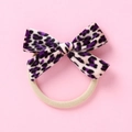 Détail d'un chouchou avec nœud en velours léopard violet et élastique beige doux - Motif Léopard Violet Noir (12)