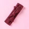 Détail du bandeau bébé en maille gaufre rouge foncé avec un grand nœud de texture assorti - Bordeaux