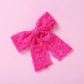 Détail macro de la texture dentelle fuchsia sur une grande pince à nœud pour fille - Nœud en Dentelle Fuchsia (5)