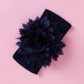 Detail eines dunkelblauen Nylon-Babystirnbands mit großer handgefertigter Blume - Marineblau