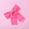 Détail d'un nœud en dentelle rose vif pour fille avec texture florale ajourée élégante - Nœud en Dentelle Rose Vif (4)