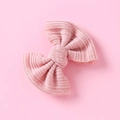 Gros plan sur une barrette nœud tricoté rose avec texture côtelée et design à nœuds - Rose Poudré