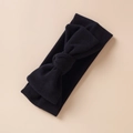 Gros plan d'un bandeau bébé en polaire noire douce avec un grand nœud décoratif - Bleu marine