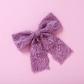 Détail d'une pince à cheveux nœud en dentelle violette avec textures florales ajourées - Nœud en Dentelle Magenta (8)
