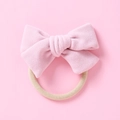Detalle de un lazo de terciopelo rosa suave en una diadema elástica de nylon para bebé - 10,5*7,5 cm / Rosa Claro