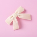 Gros plan d'un nœud papillon en velours crème montrant sa texture douce et soyeuse - Rose Corail (5)