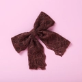 Détail de la pince à cheveux noeud en dentelle marron foncé avec motif de roses - Nœud en Dentelle Café (12)