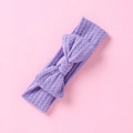 Détail d'un bandeau bébé en maille gaufrée violette avec un grand nœud sur rose - Violet
