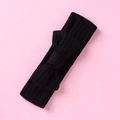 Détail du tissu gaufré noir et du grand nœud papillon sur le bandeau pour enfant - Noir
