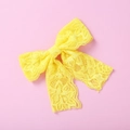 Détail d'un nœud papillon en dentelle jaune avec motifs ajourés pour petites filles - Nœud en Dentelle Jaune (10)