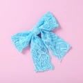 Gros plan détaillé du nœud en dentelle bleu clair présentant une texture florale délicate - Nœud en Dentelle Bleu Ciel (14)