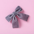 Gros plan d'une barrette à nœud en velours doux violet poudré avec texture de tissu - Gris (13)