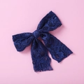 Gros plan sur le nœud en dentelle bleu marine avec broderies florales et détails en résille - Nœud en Dentelle Bleu Marine (17)