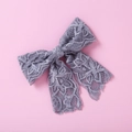 Détail d'un nœud en dentelle grise avec textures florales ajourées pour cheveux de fille - Nœud en Dentelle Gris (13)