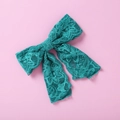 Vue détaillée du nœud en dentelle bleu tiffany avec des motifs floraux délicats en dentelle - Nœud en Dentelle Sarcelle (15)