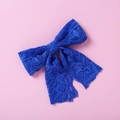 Détail macro d'une barrette à nœud en dentelle bleu roi montrant la texture florale - Nœud en Dentelle Bleu Royal (16)