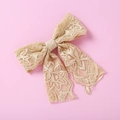 Détail macro d'un nœud papillon en dentelle dorée champagne avec broderie florale - Nœud en Dentelle Champagne (11)