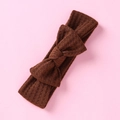 Bandeau bébé en tissu gaufre marron foncé avec un nœud décoratif sur fond rose uni - Brun Foncé