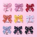 Détail de 9 barrettes en coton coloré avec de délicates broderies florales blanches - Mélange Aléatoire
