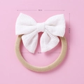 Vue détaillée du bandeau pour bébé avec nœud en dentelle blanche et mesures - Blanc