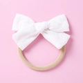 Detalle del lazo de encaje blanco en diadema de nailon elástico para bebés y niñas - Blanco